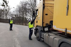 policjanci sprawdzają trzeźwość kierowcy ciężarówki