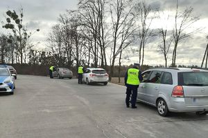 policjanci sprawdzają trzeźwość