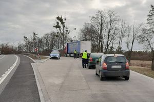 policjanci sprawdzają trzeźwość