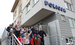 zdjęcie dzieci z policjantami przy KPP w Lipnie