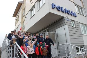 zdjęcie pamiątkowe przed komendą