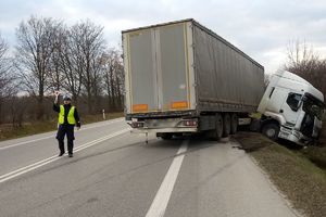 policjant kieruje ruchem