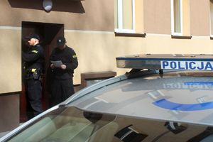 policjanci kontrolują objętych kwarantanną