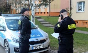 policjanci kontrolują objętych kwarantanną