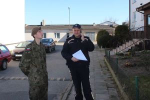 policjant i żołnierz sprawdzają obecność objętych kwarantanną mieszkańców