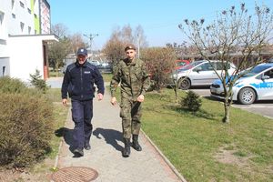 policjant i żołnierz w patrolu