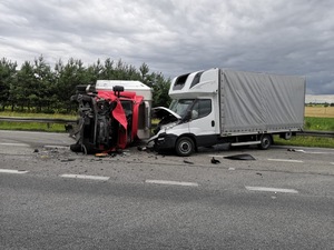 dwa rozbite pojazdy dostawcze iveco na drodze krajowej nr 10