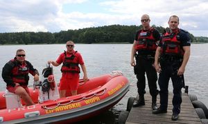 woprowcy na łodzi, policjanci na pomoście