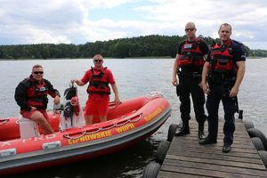 woprowcy na łodzi, policjanci na pomoście