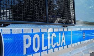 napis &quot;POLICJA&quot; na radiowozie