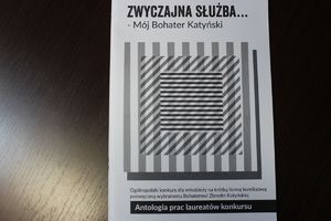 pierwsza strona antologii prac laureatów konkursu - &quot;Zwyczajna służba - mój bohater katyński&quot;