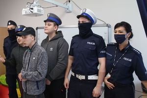 chłopcy pozują do zdjęcia z policjantami