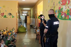 policjanci pokazują tarczę do zatrzymywania pojazdów