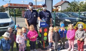 policjanci na zdjęciu pamiątkowym z przedszkolakami