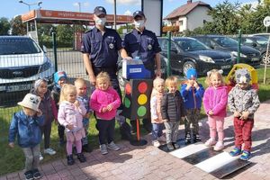 policjanci na zdjęciu pamiątkowym z przedszkolakami