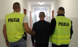 podejrzany w asyście policjantów