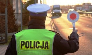 policjant ruchu drogowego z lizakiem