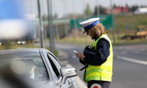 policjantka przeprowadza kontrolę drogową