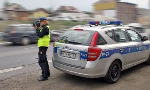 policjantka z urządzeniem do pomiaru prędkości