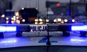 napis policja i lampy na dachu radiowozu