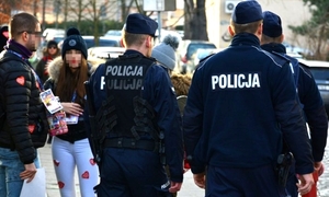 policjanci i kwestujący