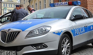 policjanci i kontrolowany przy radiowozie