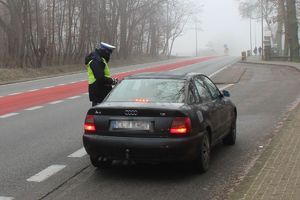 policjant kontroluje kierowcę