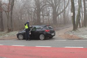 policjant podczas kontroli kierowcy