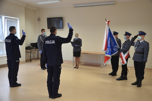 nowo przyjęci policjanci podczas uroczystej ceremonii ślubowania