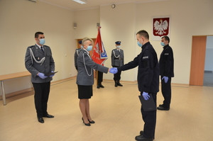 p.o. Komendanta Powiatowego Policji w Lipnie podinsp. Anna Kochowicz gratuluje policjantom podając dłoń