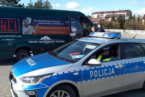policjanci kontrolują przestrzeganie obostrzeń w busach komunikacji publicznej