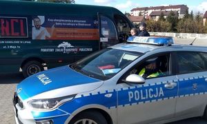 policjanci kontrolują przestrzeganie obostrzeń w busach komunikacji publicznej