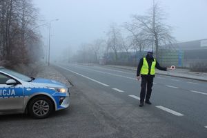 policjant zatrzymujący pojazd do kontroli