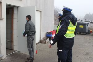 policjanci z pracownikiem sanepidu kontrolują obiekt gastronomiczny