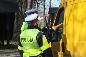 policjanci kontrolują stan trzeźwości kierowcy busa