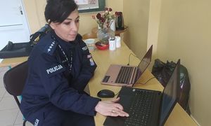 policjantka prowadzi spotkanie z dziećmi on line