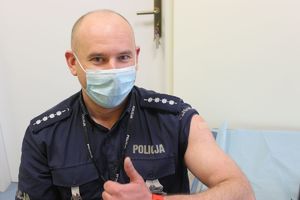 policjant po szczepieniu