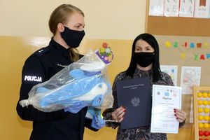 policjantka przekazuje dyplom i gratulacje nauczycielce