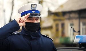 policjant oddaje honor