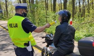 policjant sprawdza trzeźwość motocyklisty