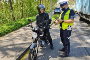 policjant kontroluje motocyklistę