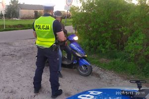 policjant rozmawia z motoroweżystą