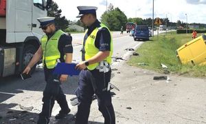 policjanci na miejscu kolizji