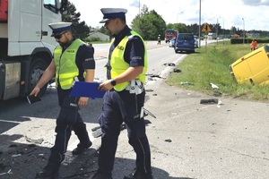 policjanci na miejscu kolizji