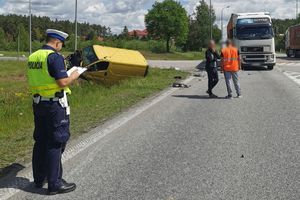 policjant wypełnia dokumentację na miejscu zdarzenia