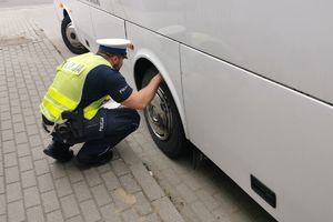 policjant kontroluje stan oguimienia