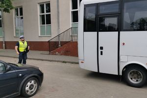 policjant sprawdza stan oświetlenia