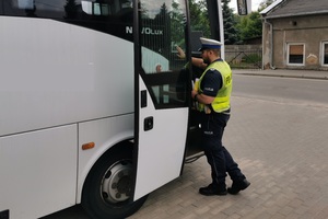 policjant wsiada do autokaru