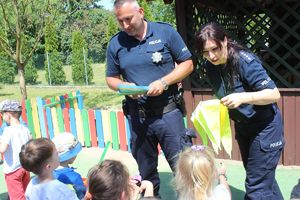 policjanci rozdają dzieciom odblaski