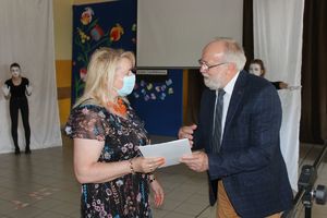 dyrektor Poradni psychologiczno - Pedagogicznej odbiera gratulacje od dyrekcji szkoły